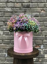 Цветочная композиция из Гипсофила и Розы в шляпной коробке в Стрежевом