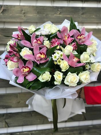 Букет цветов из: Розы и Хризантемы в Стрежевом