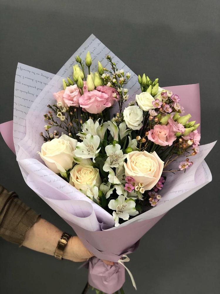 Букет цветов из: Альстромерии, Розы и Лизиантусы в Стрежевом