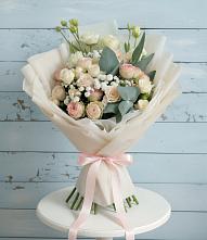 Букет цветов из:  Розы и Лизиантусы в Стрежевом