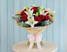 Букет цветов из:  Лилии и Розы в Стрежевом