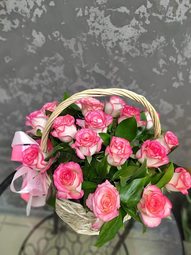 Цветочная композиция из Розы в корзине в Стрежевом