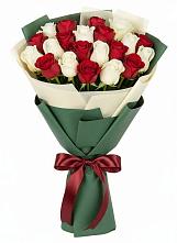 Букет Микс из красных и белых роз в Стрежевом