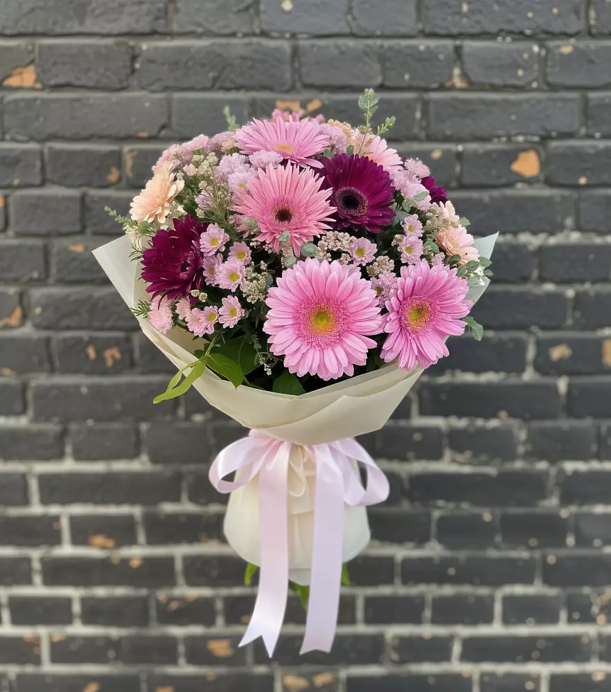 Букет цветов из: Герберы и Хризантемы в Стрежевом
