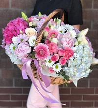 Композиция солнечный день в Стрежевом Цветочная композиция из Розы, Хризантемы, Пионы и Лизиантусы в корзине в Стрежевом