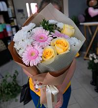Букет цветов из:  Герберы, Розы и Хризантемы в Стрежевом