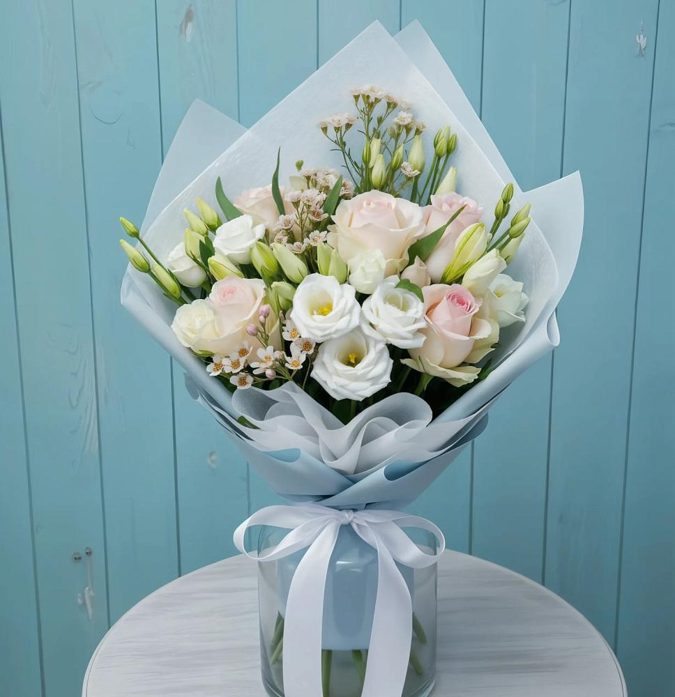 Букет цветов из: Розы и Лизиантусы в Стрежевом