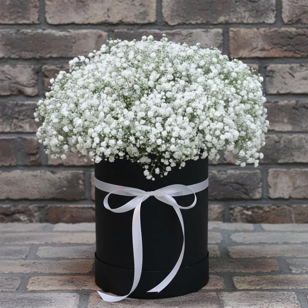 Цветочная композиция из Гипсофила в шляпной коробке в Стрежевом