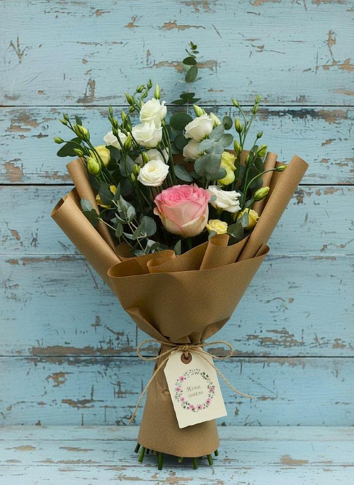 Букет цветов из: Розы и Лизиантусы в Стрежевом