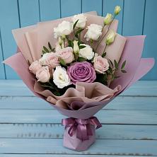 Букет цветов из:  Розы и Лизиантусы в Стрежевом
