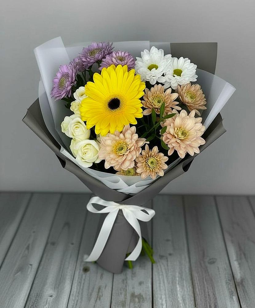 Букет цветов из: Розы, Герберы и Хризантемы в Стрежевом