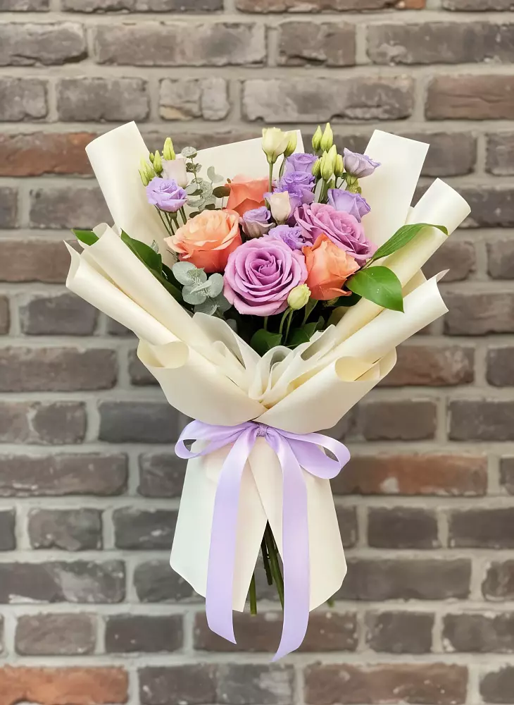 Букет цветов из: Лизиантусы и Розы в Стрежевом