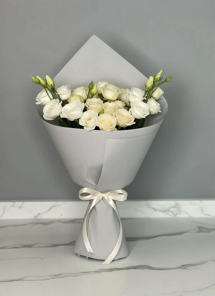 Букет цветов из: Розы и Лизиантусы в Стрежевом