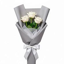 Букет 3 белые розы в Стрежевом