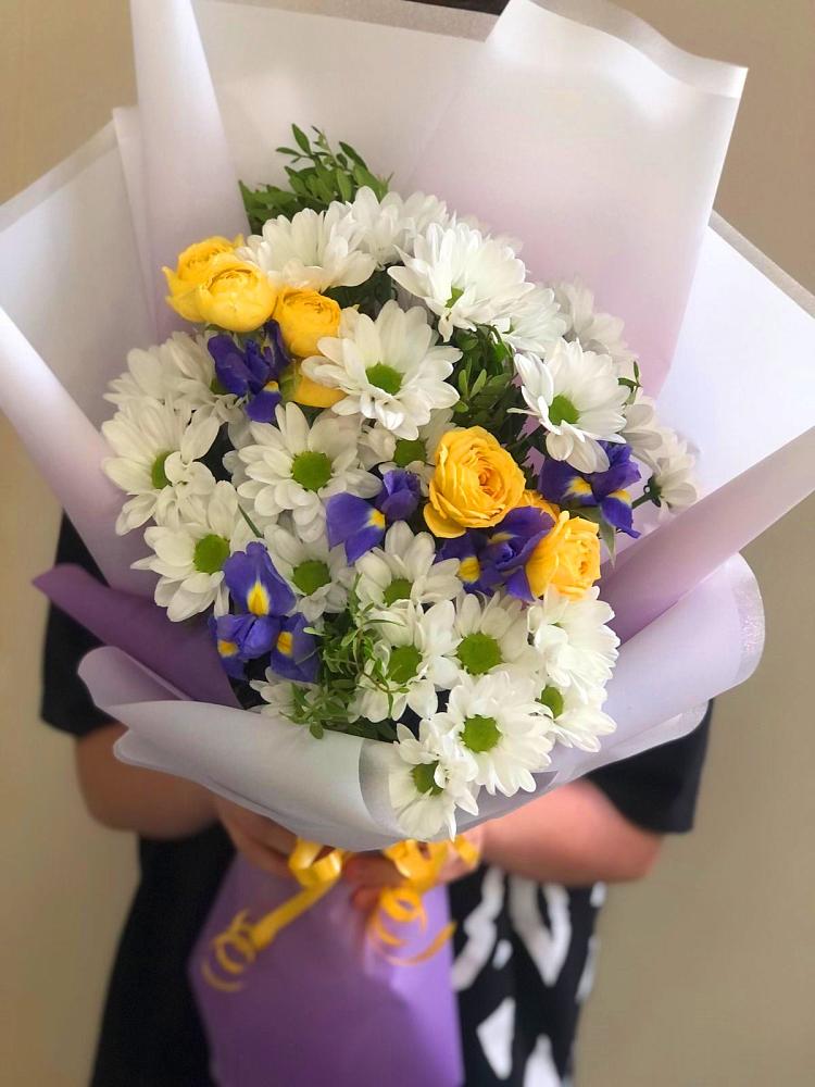 Букет цветов из: Ирисы, Хризантемы и Розы в Стрежевом
