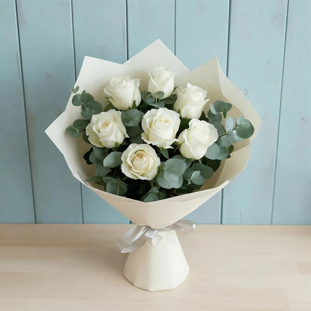 Букет Белые розы в Эвкалипте в Стрежевом