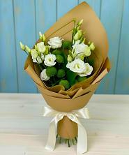 Букет цветов из:  Хризантемы и Лизиантусы в Стрежевом