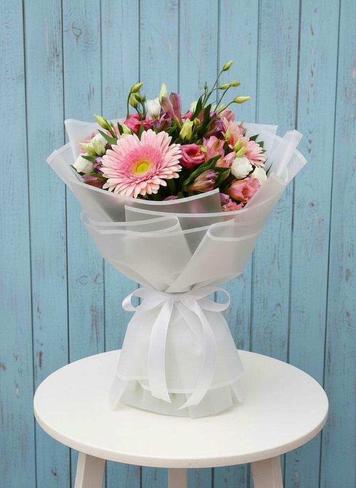 Букет цветов из: Герберы, Альстромерии и Лизиантусы в Стрежевом