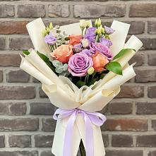 Букет цветов из:  Лизиантусы и Розы в Стрежевом
