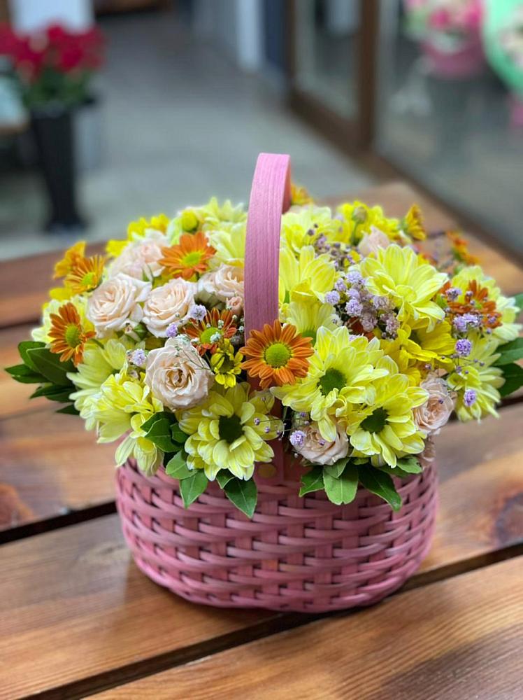 Цветочная композиция из Хризантемы и Розы в корзине в Стрежевом