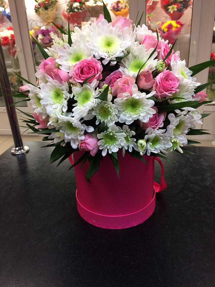 Цветочная композиция из Розы и Хризантемы в шляпной коробке в Стрежевом