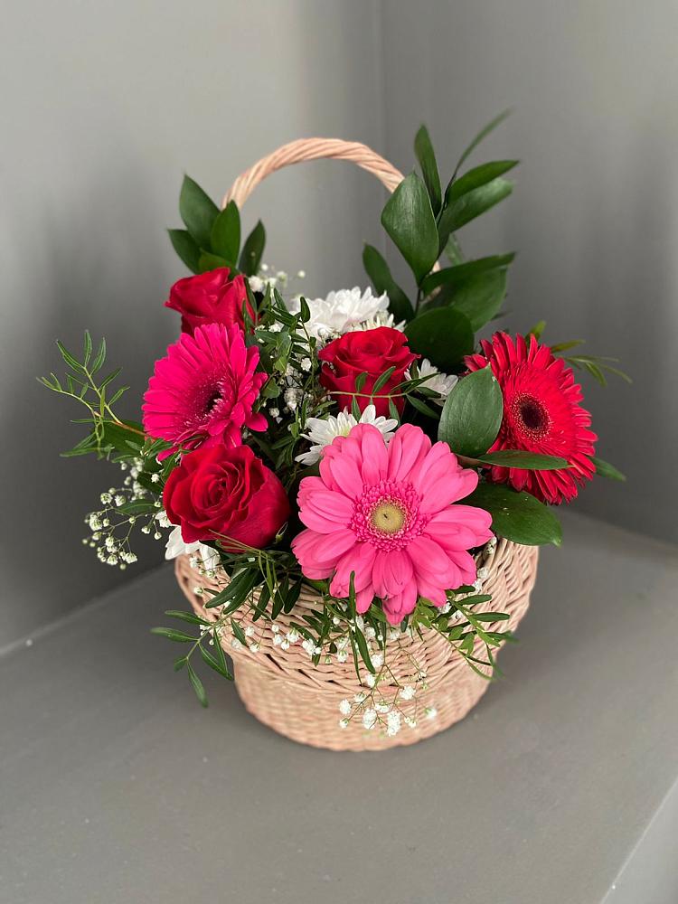 Цветочная композиция из Розы, Хризантемы и Герберы в корзине в Стрежевом