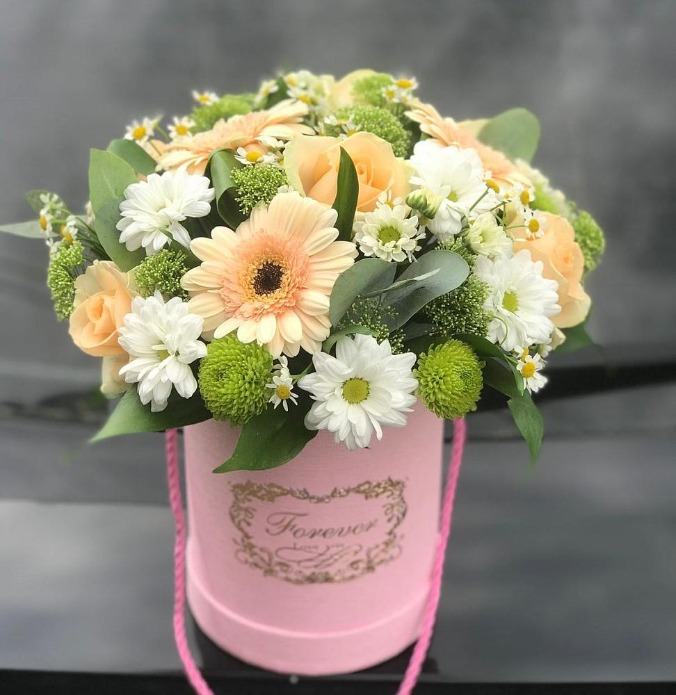 Цветочная композиция из Розы, Герберы и Хризантемы в шляпной коробке в Стрежевом