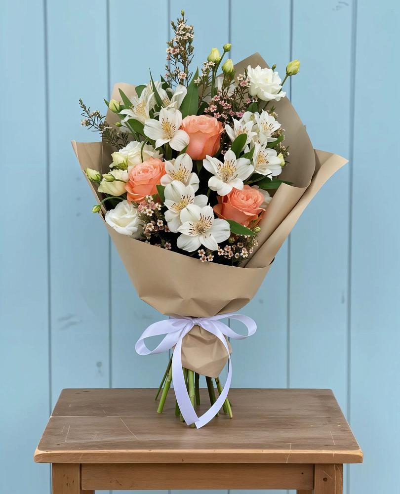 Букет цветов из: Альстромерии, Лизиантусы, Розы и Хризантемы в Стрежевом