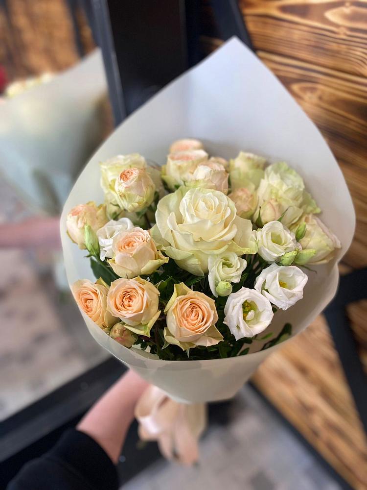 Букет цветов из: Розы и Лизиантусы в Стрежевом